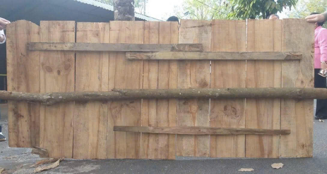 Tấm gỗ để che chiếc xe máy của 2 đối tượng cướp ngân hàng. Ảnh: CV.