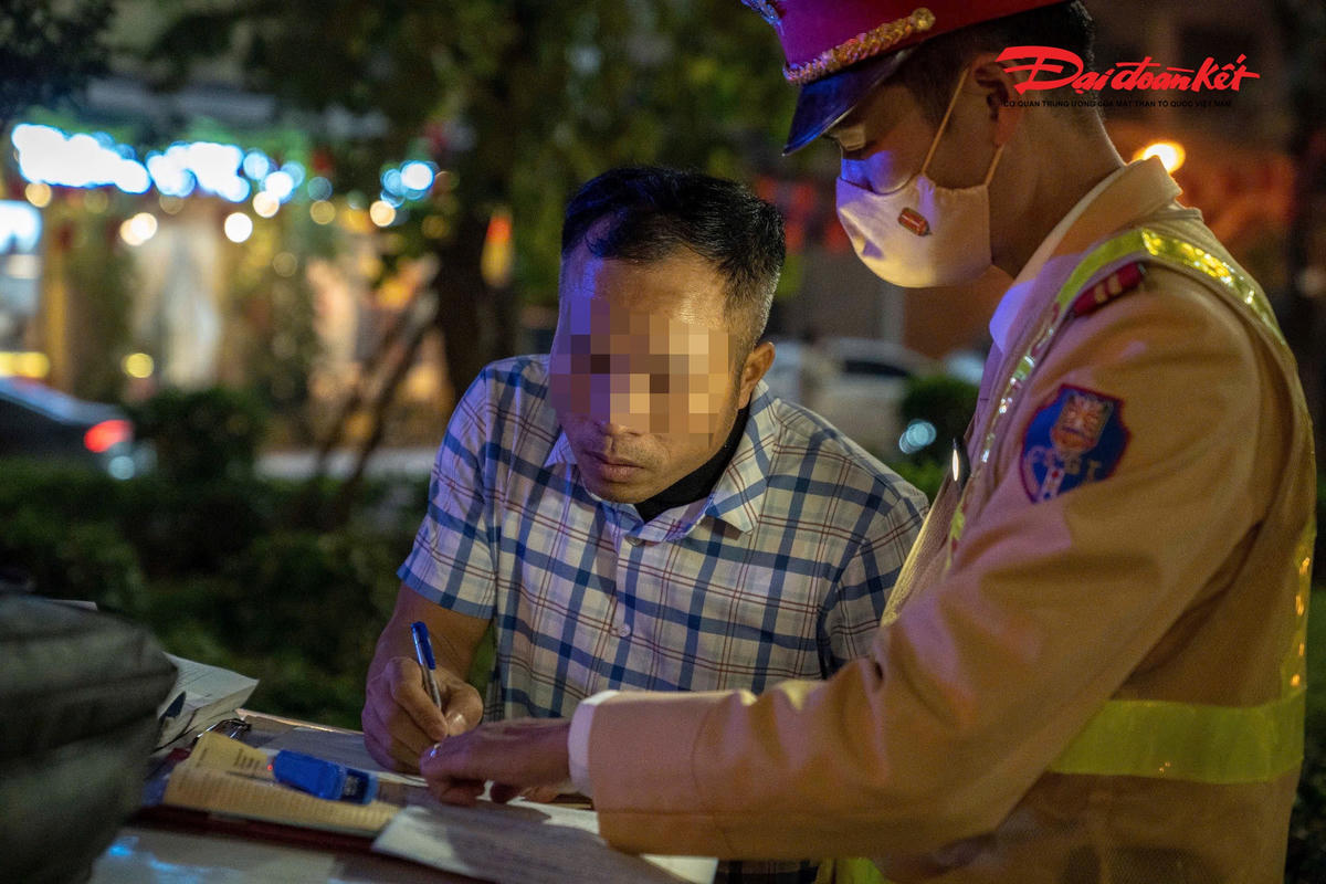 “Lâu rồi tôi mới lái xe ra Hà Nội nên quên tắt đèn siêu sáng. Tôi sẽ rút kinh nghiệm để không gây ảnh hưởng tới người khác”, tài xế D. nói.