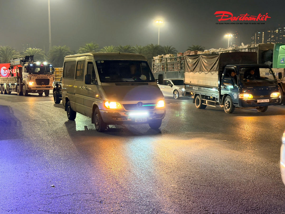 Phòng CSGT Công an Hà Nội khuyến cáo người tham gia giao thông chấp hành nghiêm các quy định về điều kiện an toàn kỹ thuật của xe cơ giới đường bộ; không tự ý lắp đặt, sử dụng còi, đèn sai quy định, góp phần bảo đảm trật tự, an toàn giao thông và xây dựng môi trường đô thị văn minh.