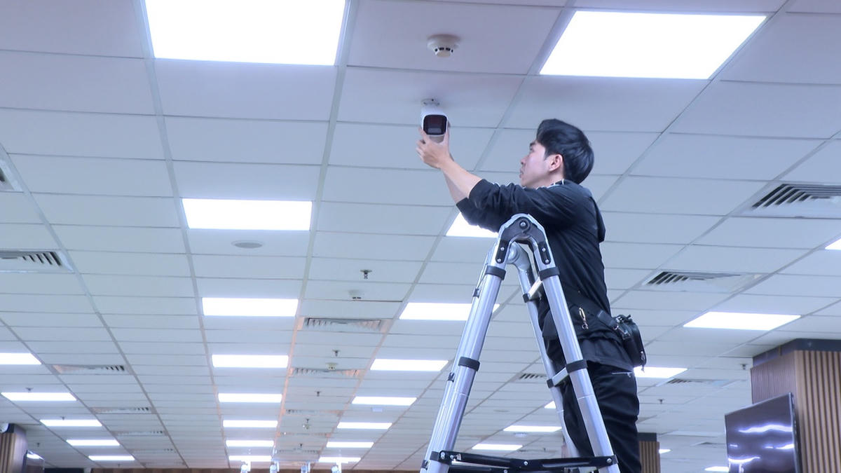 Nhân viên kỹ thuật triển khai lắp đặt Camera AI tại Ngân hàng TMCP Vietcombank - Chi nhánh Hải Phòng. Ảnh: Công an phường Gia Viên.&nbsp;