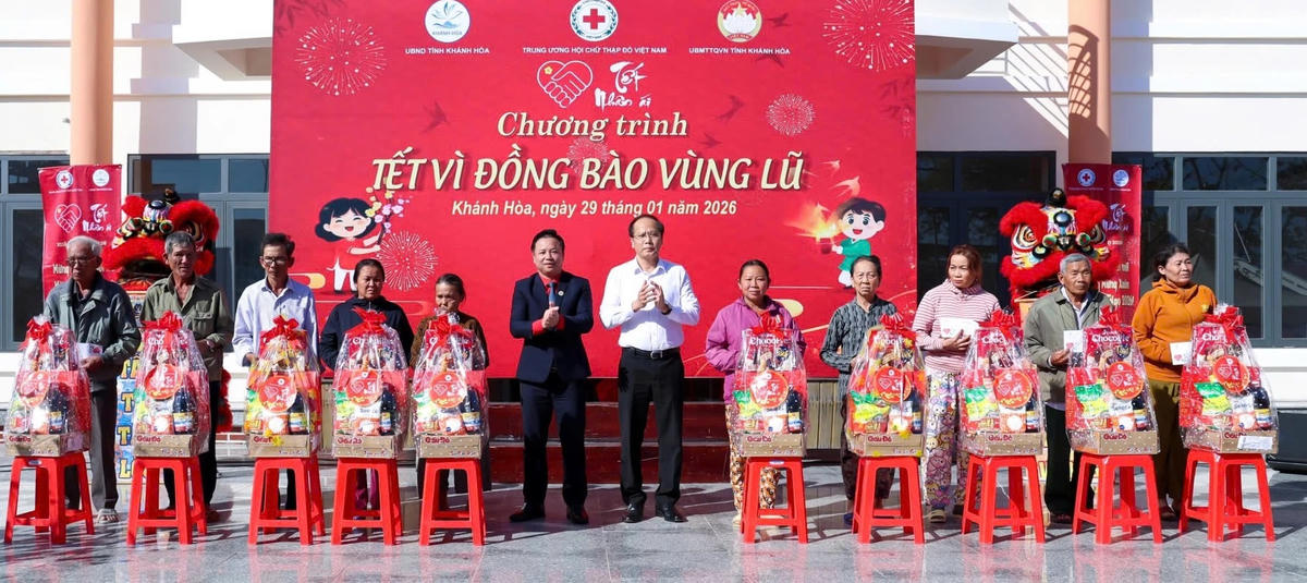 Ông Nguyễn Khắc Hà, Phó Bí thư Tỉnh ủy, Chủ tịch Ủy ban MTTQ Việt Nam tỉnh Khánh Hòa và ông Trần Sỹ Pha, Trưởng Ban Công tác xã hội, Quản lý thảm họa Trung ương Hội Chữ thập đỏ Việt Nam trao quà cho người dân. (ảnh X.H)