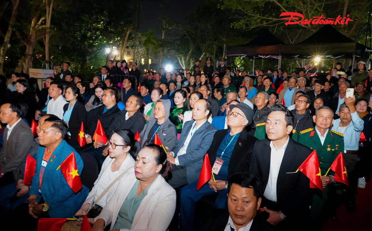 Các đại biểu xúc động, tự hào khi chưng kiến các chương trình nghệ thuật tại chương trình “Hai tay xây dựng một sơn hà”. Ảnh: PB