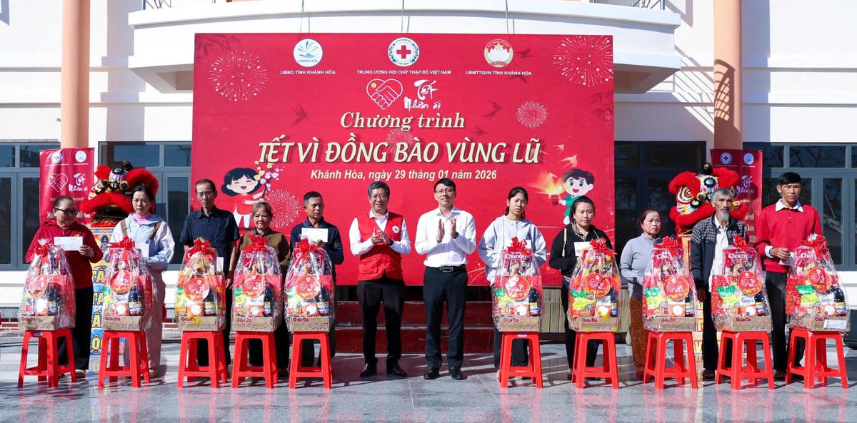 Ông Nguyễn Thanh Hà, Phó Chủ tịch UBND tỉnh Khánh Hòa và lãnh đạo Hội Chữ thập đỏ tỉnh Khánh Hòa trao quà cho người dân. (ảnh X.H)