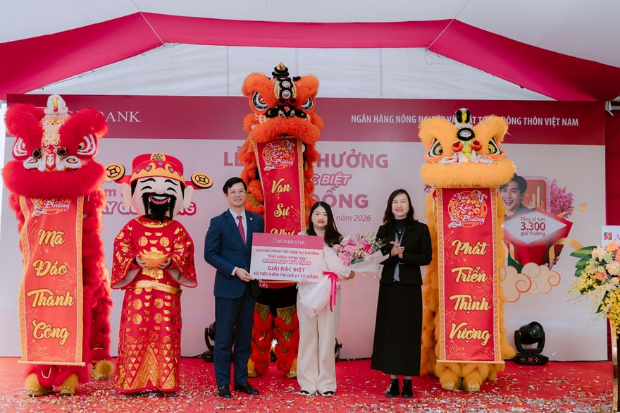 Ông Đỗ Đức Thành - Phó Tổng Giám đốc Agribank và Bà Nguyễn Thị Dung – Giám đốc NHNN Chi nhánh KV 6 trao giải cho khách hàng Bùi Thị Lan