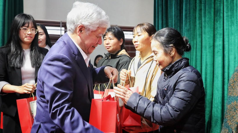 Phó Chủ tịch Quốc hội Đỗ Văn Chiến tặng quà gia đình chính sách, hộ nghèo tại Bắc Ninh