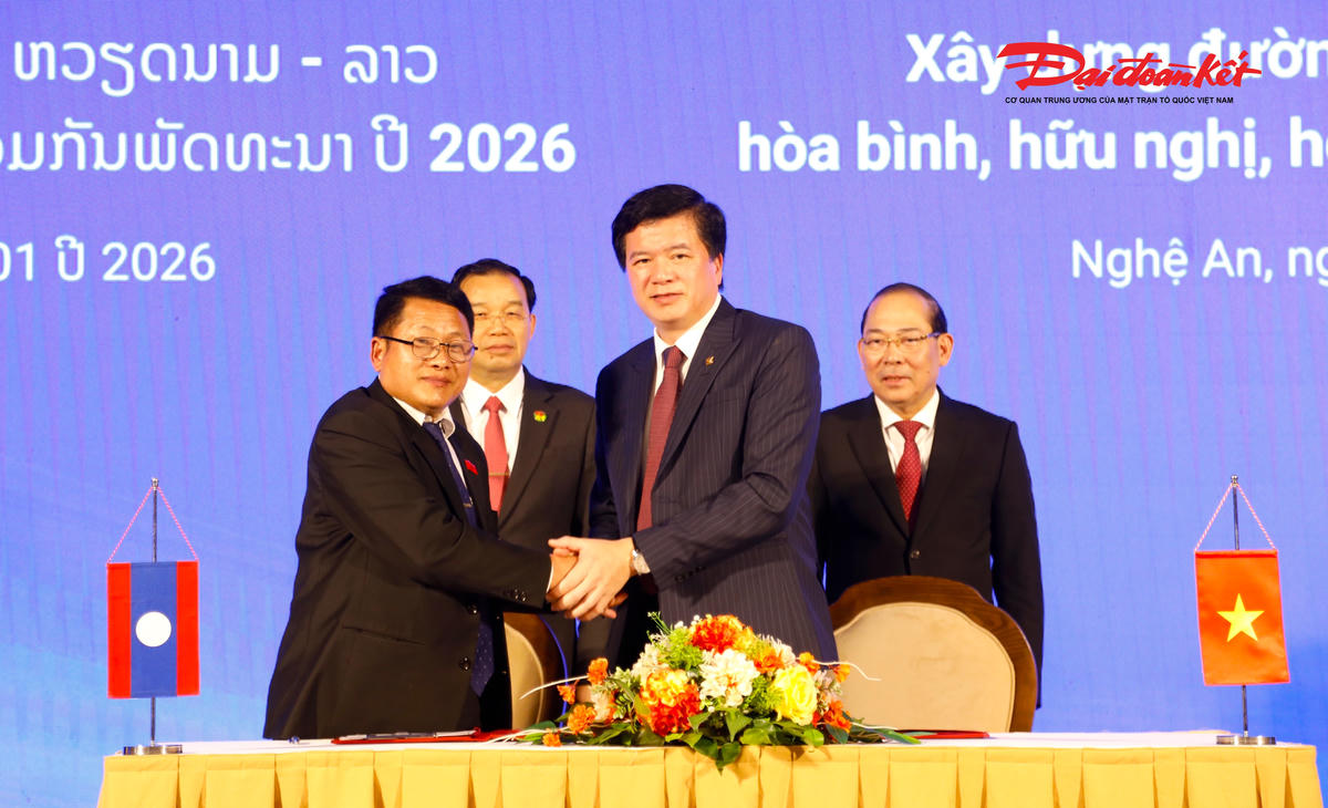 Lãnh đạo mặt trận các địa phương của hai nước giáp biên giới ký kết giao ước. Ảnh: ĐB