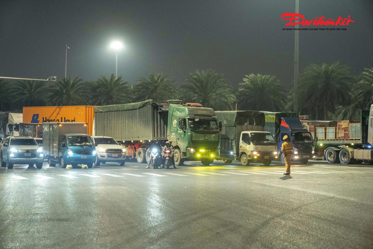 Theo đó, tại khu vực ngã tư Đại lộ Thăng Long – Phạm Hùng (phường Từ Liêm), tổ công tác Đội CSGT đường bộ số 6, Phòng CSGT Công an Hà Nội đã triển khai kế hoạch kiểm tra, xử lý các phương tiện ô tô tải có hành vi lắp đặt, sử dụng đèn chiếu sáng độ chế, còi hơi không đúng quy định khi tham gia giao thông.