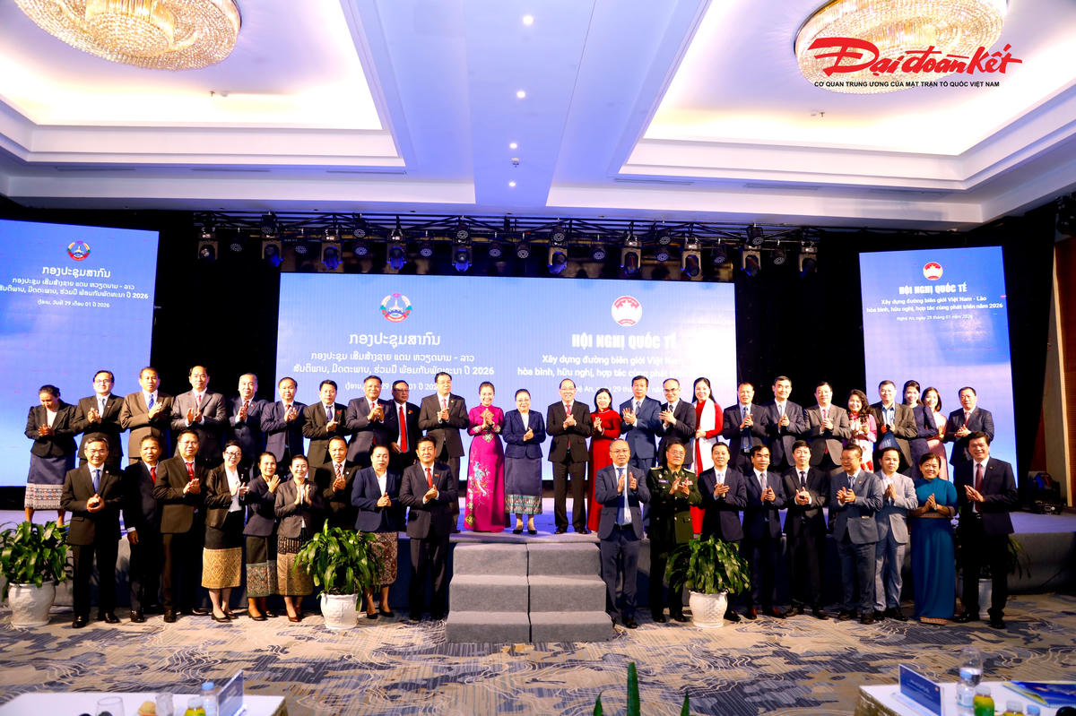 Đoàn đại biểu hai nước Việt Nam - Lào chụp ảnh lưu niệm tại Hội nghị. Ảnh: ĐB