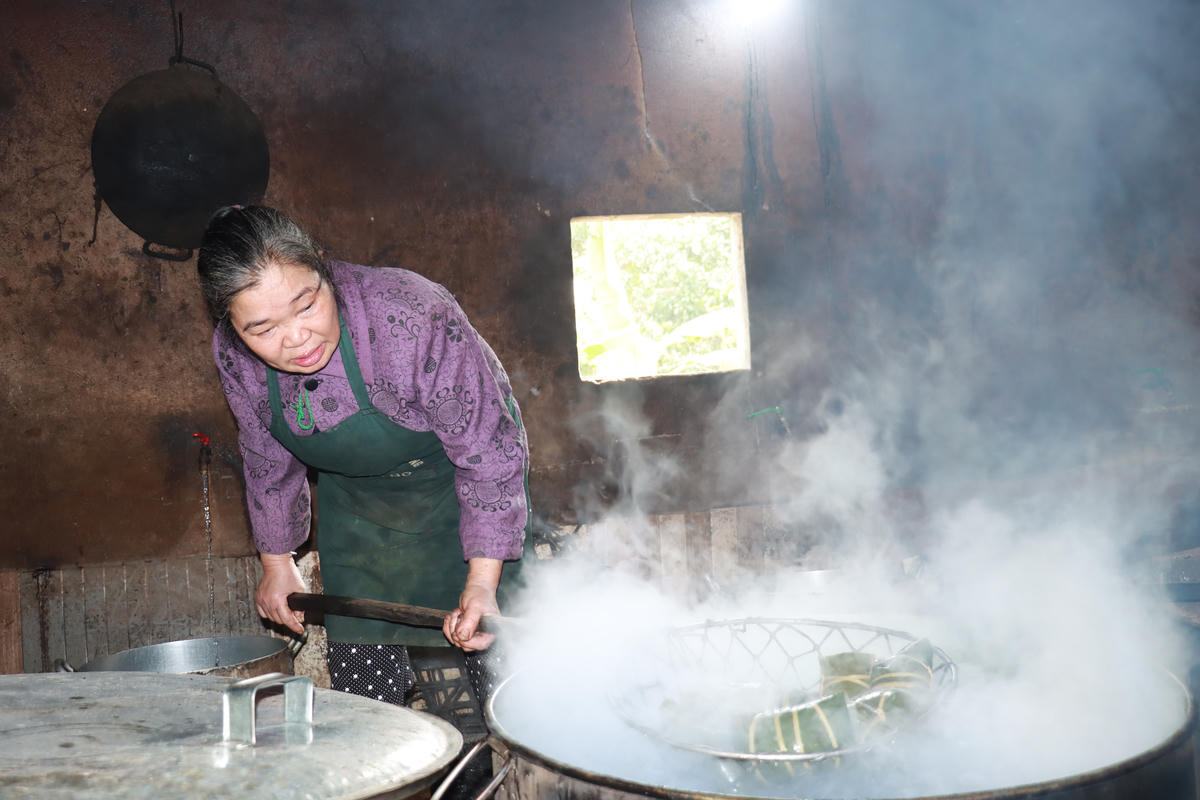 Nồi bánh được đun liên tục nhiều giờ liền trên bếp củi, giữa tiết trời giá lạnh của vùng cao Tuyên Quang. Ảnh: N.Q