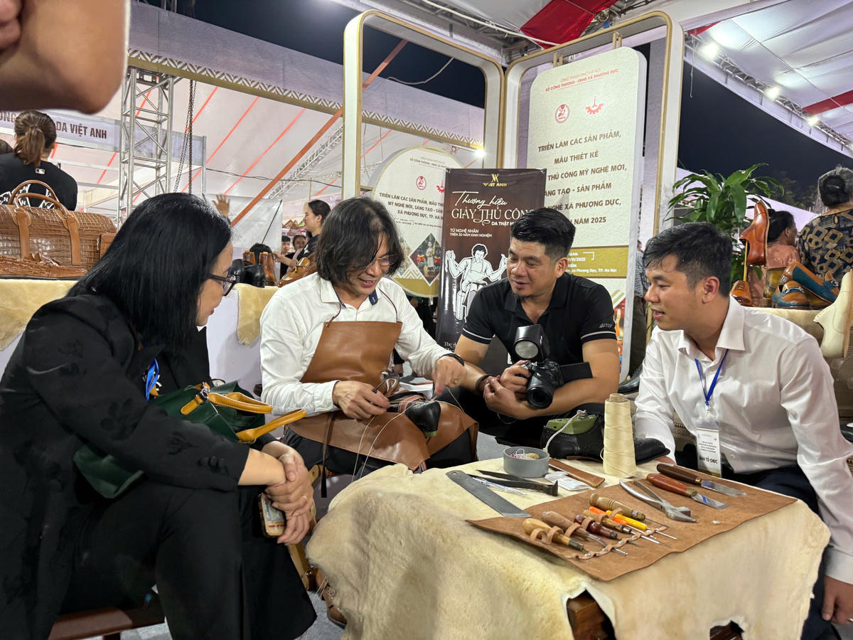 Để quảng bá cũng như đẩy mạnh đầu ra tiêu thu cho sản phẩm, xã Phượng Dực đã tổ chức thành công nhiều hội chợ, triển lãm về hàng thủ công mỹ nghệ.