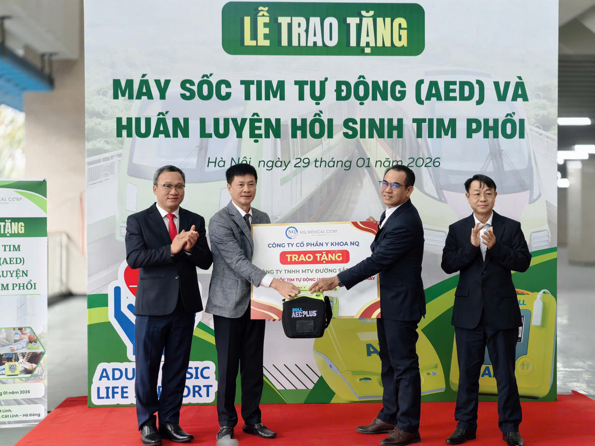 Ga Cát Linh tiếp nhận máy khử rung tim tự động, sẵn sàng ứng phó cấp cứu ngừng tim.