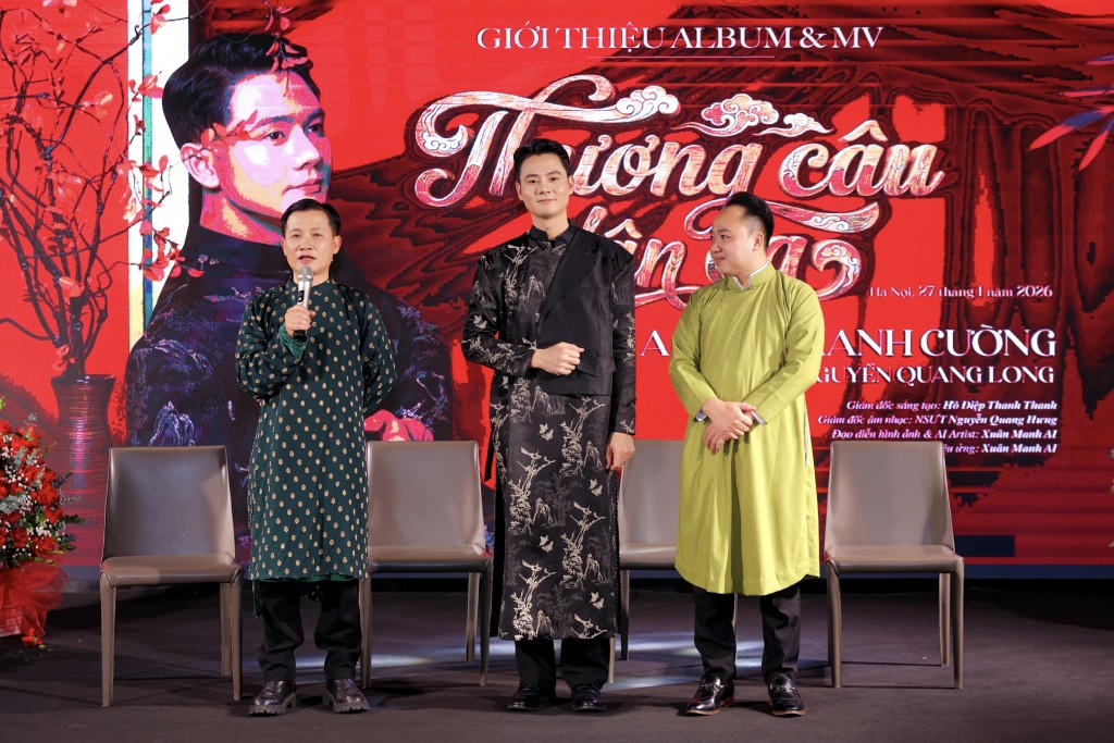 Nhạc sĩ Nguyễn Quang Long (ngoài cùng bên trái) chia sẻ về những ca khúc do anh sáng tác trong album "Thương câu dân ca". Ảnh: Xuân Cường