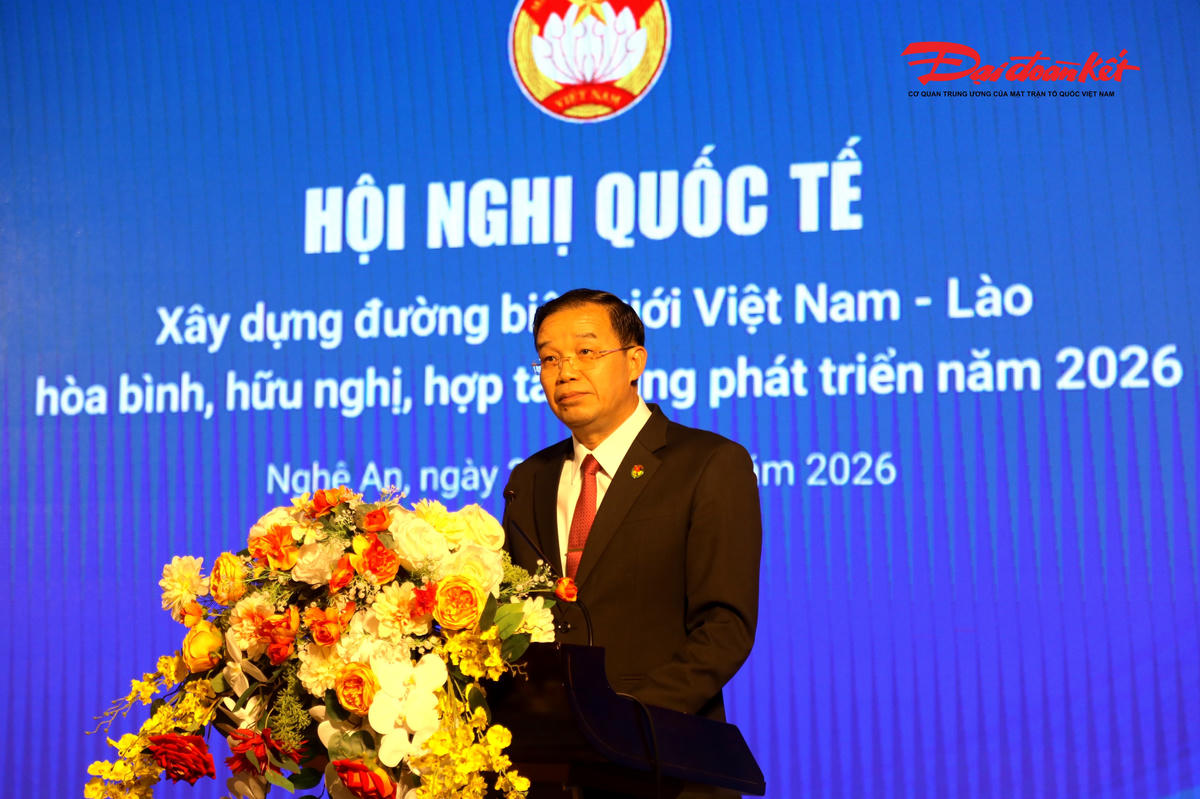 Ông Khăm-phỏi Văn-nạ-sản - Ủy viên Trung ương Đảng, Phó Chủ tịch Ủy ban Trung ương Mặt trận Lào xây dựng đất nước phát biểu tại Hội nghị. Ảnh: ĐB