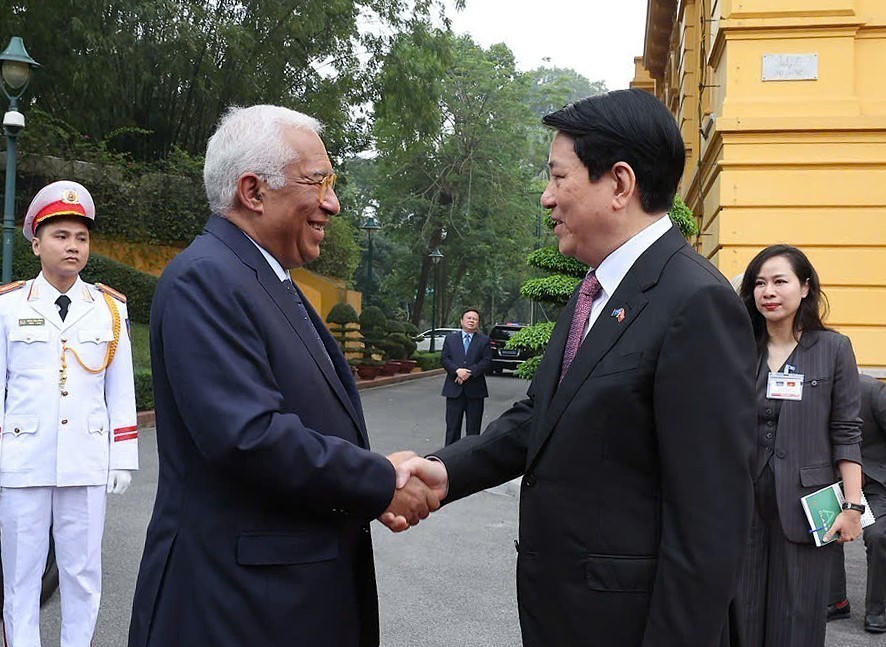 Chủ tịch nước Lương Cường đón Chủ tịch Hội đồng châu Âu António Costa. Ảnh: Lâm Khánh – TTXVN