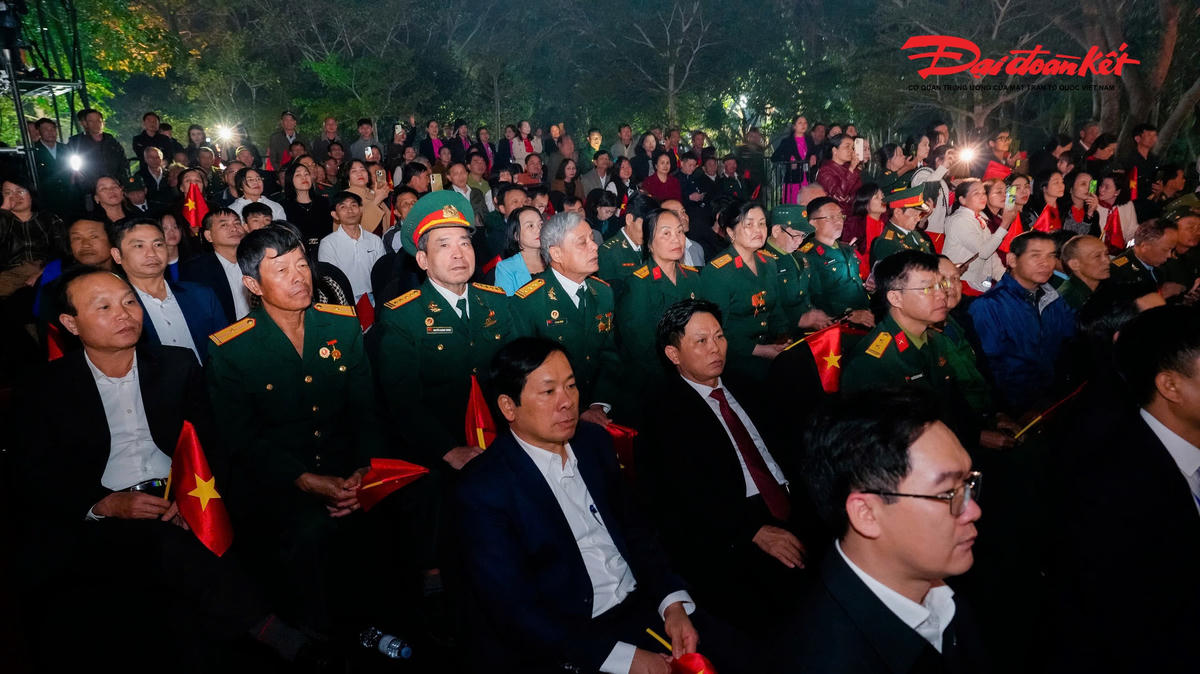 Các đại biểu tham dự cầu truyền hình “Hai tay xây dựng một sơn hà” tại điểm cầu Nghệ An. Ảnh: PB