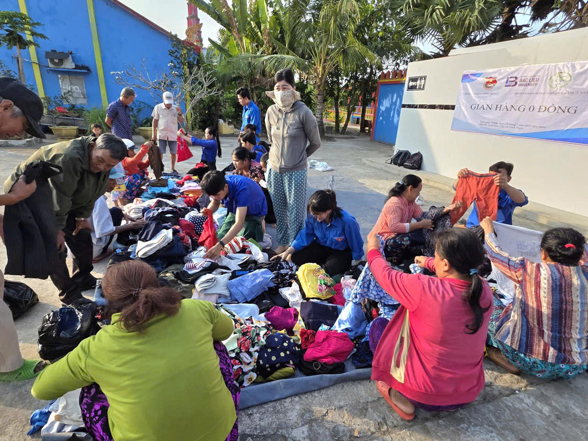 "Gian hàng o đôngg" san sẻ yêu thương, mang lại niềm vui cho những hoàn cảnh còn khó khăn, yếu thế. Ảnh: Nguyên Du