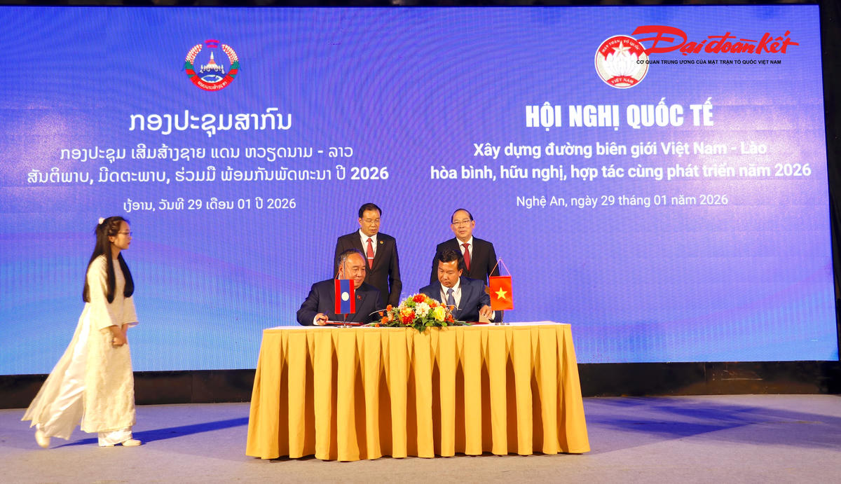 Lãnh đạo mặt trận các địa phương của hai nước giáp biên giới ký kết giao ước. Ảnh: ĐB