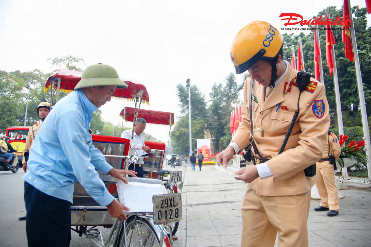 Bên cạnh yếu tố pháp lý, công tác kiểm tra kỹ thuật phương tiện cũng được CSGT chú trọng. Hệ thống phanh, độ mòn lốp, khung xe được rà soát nhằm bảo đảm an toàn tuyệt đối cho hành khách. Các xe có dấu hiệu xuống cấp, rỉ sét, ảnh hưởng đến mỹ quan và hình ảnh du lịch Thủ đô đều được nhắc nhở, yêu cầu bảo dưỡng, sửa chữa trước khi tiếp tục hoạt động.. 