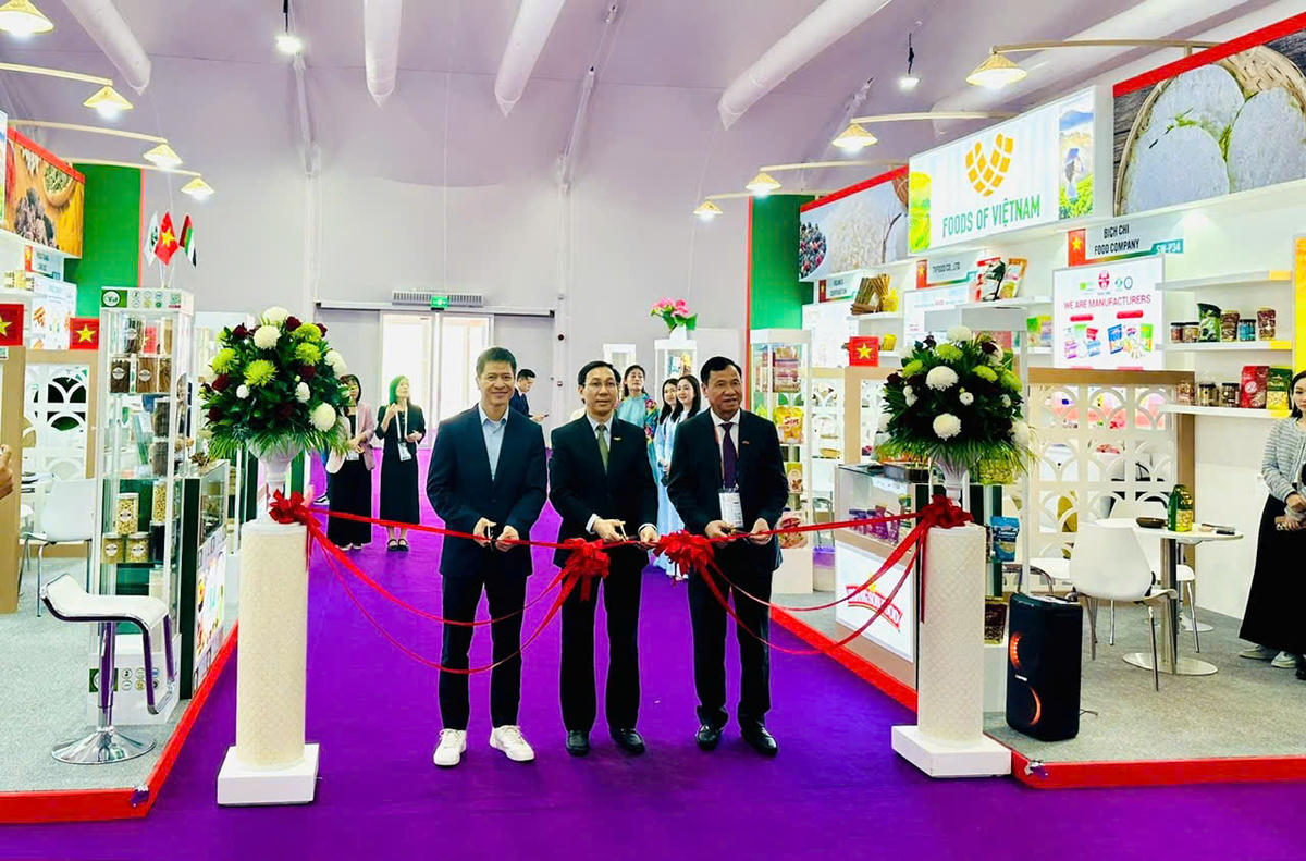 Cắt băng khai trương Khu gian hàng Việt Nam tại Hội chợ Gulfood Dubai 2026. Ảnh: Bùi Yến.