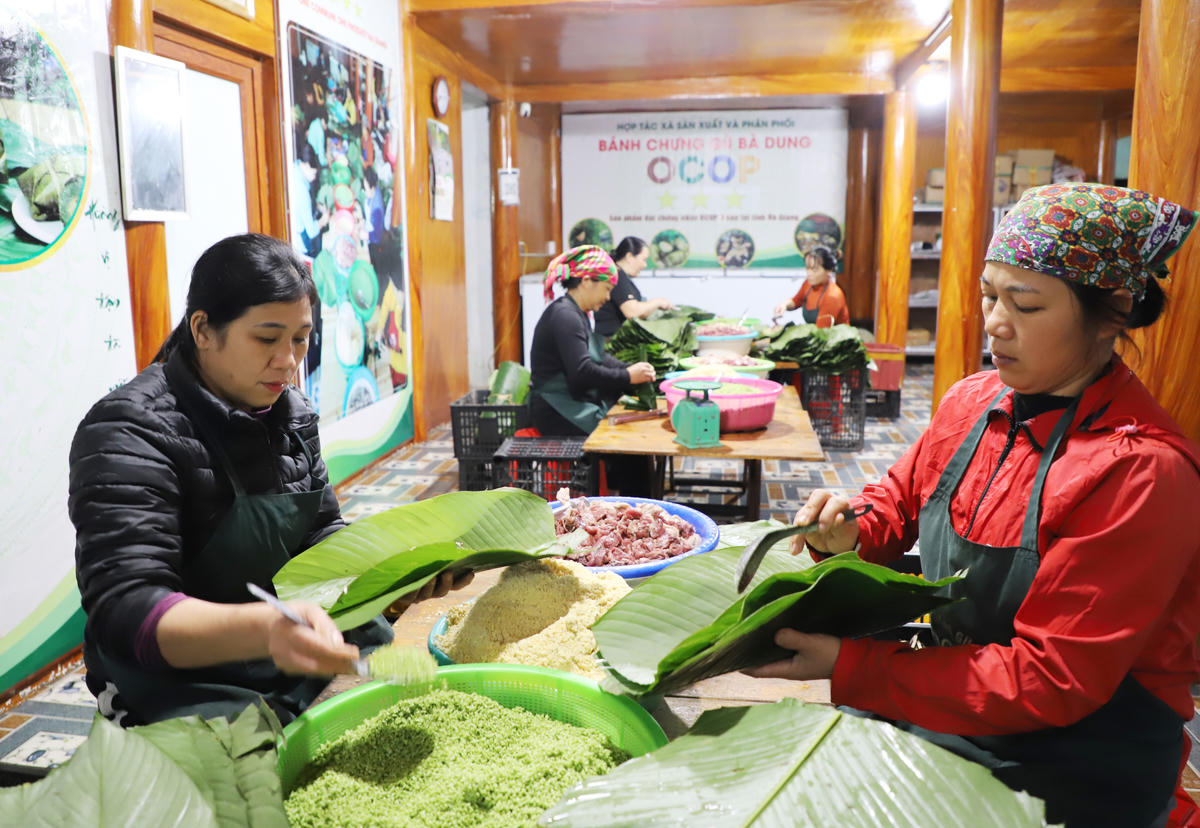 Không sử dụng khuôn, từng chiếc bánh được gói hoàn toàn bằng tay, tạo nên hình dáng “gù” đặc trưng. Ảnh: N.Q
