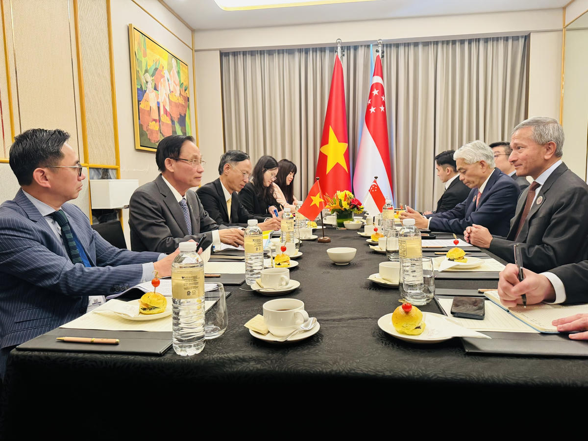 ASEAN - Ảnh 2.
Bộ trưởng Ngoại giao Lê Hoài Trung gặp Bộ trưởng Ngoại giao Singapore Vivian Balakrishnan - Ảnh: Bộ Ngoại giao.