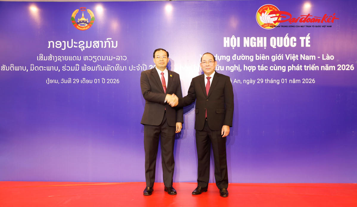 Ông Khăm-phỏi Văn-nạ-sản - Ủy viên Trung ương Đảng, Phó Chủ tịch Ủy ban Trung ương Mặt trận Lào xây dựng đất nước và ông Hoàng Công Thủy - Phó Chủ tịch Ủy ban Trung ương Mặt trận Tổ quốc Việt Nam, Trưởng đoàn đại biểu Việt Nam chụp ảnh hữu nghị. Ảnh: ĐB