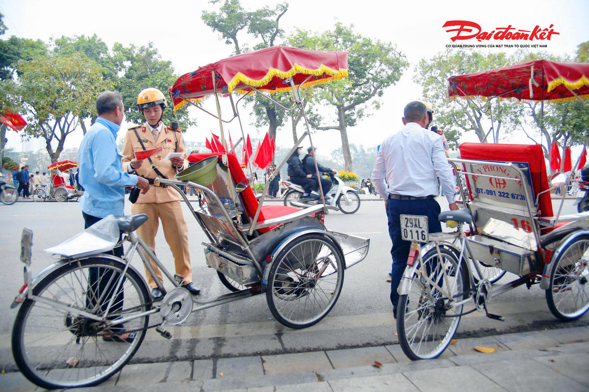 Lực lượng chức năng tập trung kiểm tra chứng chỉ hành nghề, phù hiệu, số hiệu được cấp cho từng xe xích lô.