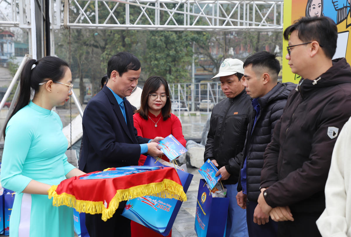 Ông Triệu Tài Phong, Phó Chủ tịch Ủy ban MTTQ Việt Nam tỉnh, Chủ tịch Liên đoàn Lao động tỉnh Tuyên Quang trao quà cho công nhân, người lao động. Ảnh: N.Q