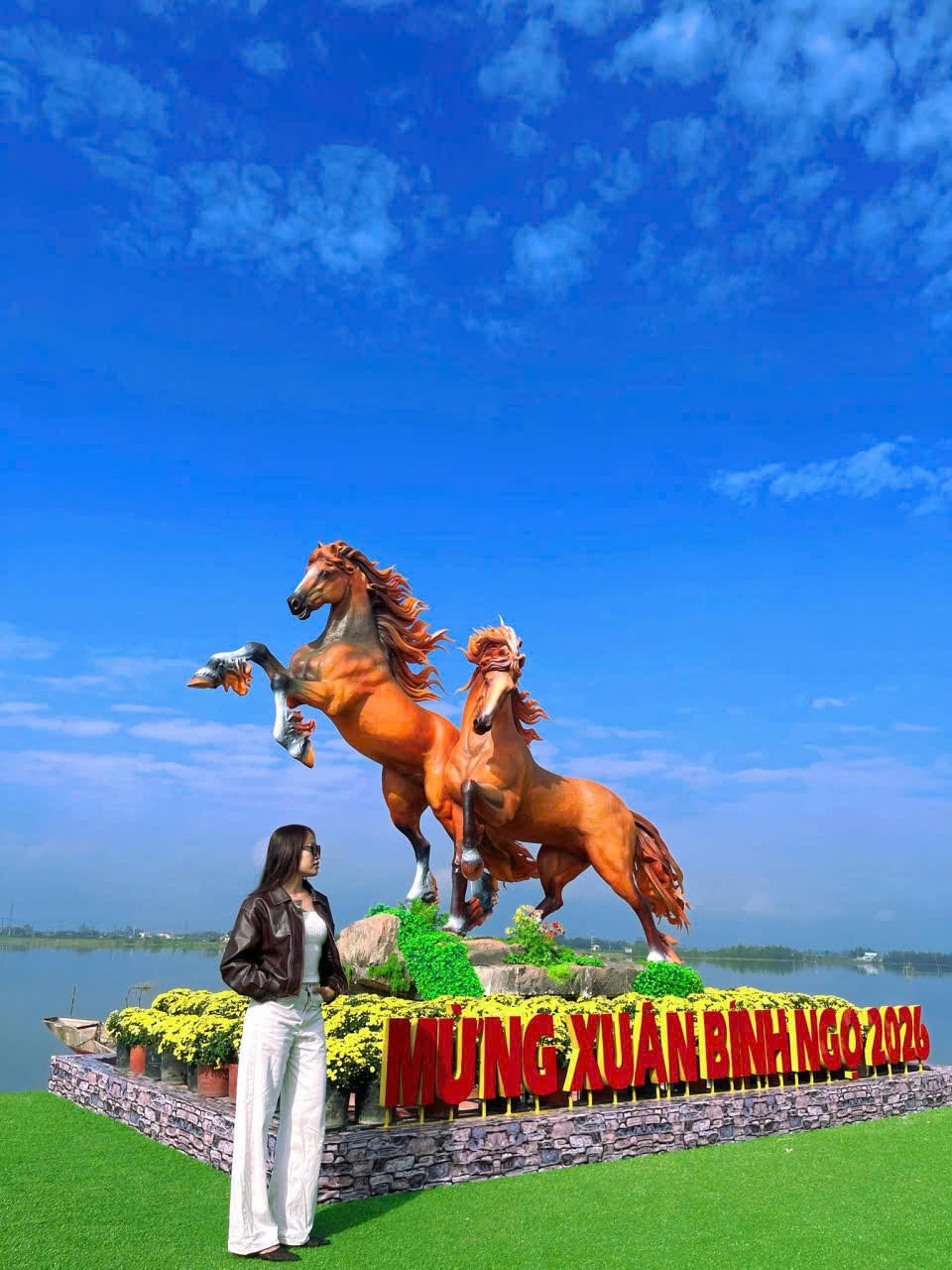 Sau khi biết thông tin, nhiều người dân về đây tham quan, chụp ảnh lưu niệm. Ảnh: UBND xã cung cấp.