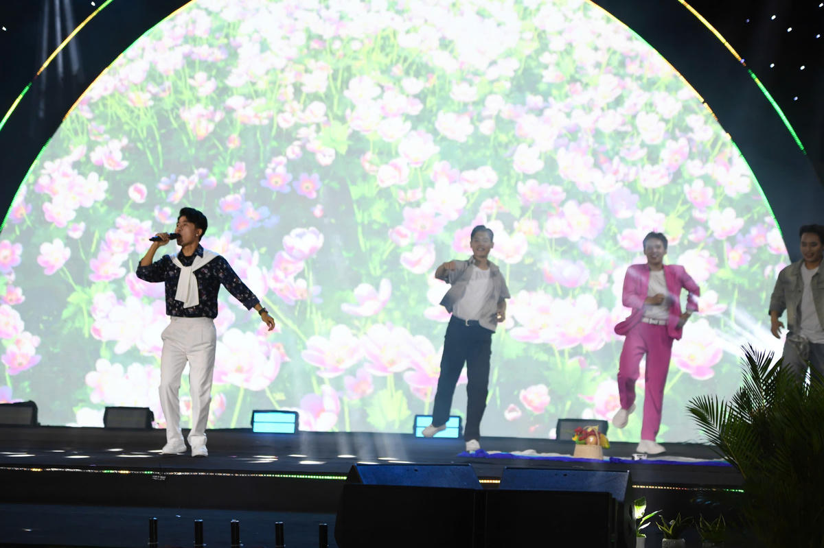 Chương III- “Hành trình tươi xanh” là cao trào của chương trình, truyền tải thông điệp phát triển du lịch xanh, có trách nhiệm và hướng tới tương lai bền vững. Ảnh: Phạm Sỹ.