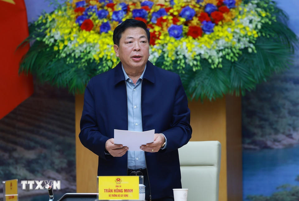 Bộ trưởng Bộ Xây dựng Trần Hồng Minh báo cáo tiến độ thực hiện các công trình, dự án quan trọng quốc gia, trọng điểm ngành giao thông vận tải. (Ảnh: Dương Giang/TTXVN)