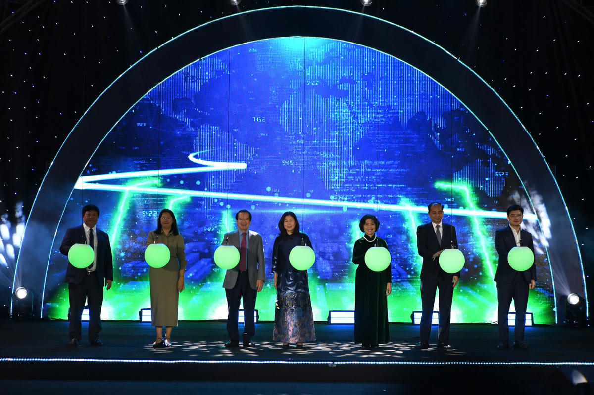 Các đại biểu thực hiện nghi thức kích hoạt Get On Hanoi 2026. Ảnh: Phạm Sỹ.