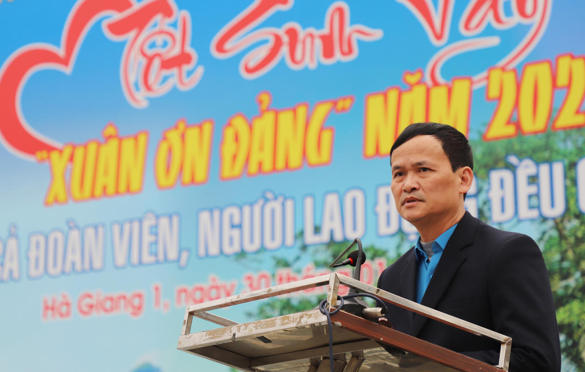 Ông Triệu Tài Phong, Ủy viên BCH Đảng bộ, Phó Chủ tịch Ủy ban MTTQ Việt Nam, Chủ tịch Liên đoàn Lao động tỉnh Tuyên Quang phát biểu tại chương trình. Ảnh: N.Q