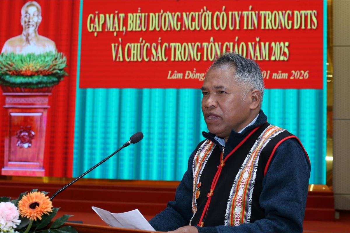Ông K’ Hẻm người có uy tín ở xã Bảo Lâm 3, tỉnh Lâm Đồng phát biểu tham luận tại buổi gặp mặt. (ảnh CT)