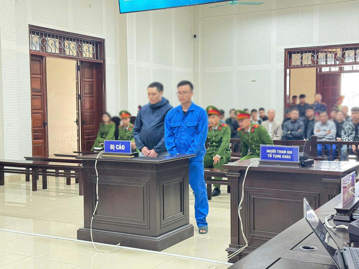 Các bị cáo tại phiên toà sơ thẩm sáng 30/1.