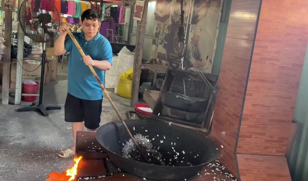 Một công đoạn làm cốm ở làng nghề truyền thống tại phường Thới Sơn (tỉnh Đồng Tháp). Ảnh: Trung Ngãi.