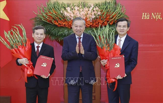 Tổng Bí thư Tô Lâm trao Quyết định của Bộ Chính trị cho các đồng chí Lê Minh Trí (bên trái) và Đoàn Minh Huấn (bên phải). Ảnh: Thống Nhất/TTXVN