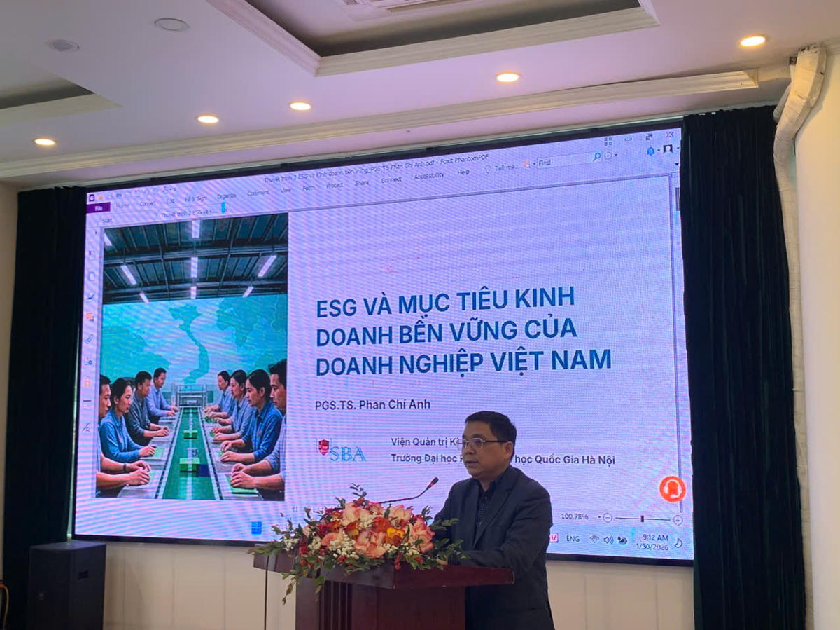 PGS.TS Phan Chí Anh, Viện trưởng Viện Quản trị Kinh doanh, Trường Đại học Kinh tế, Đại học Quốc gia Hà Nội phát biểu tại hội thảo.