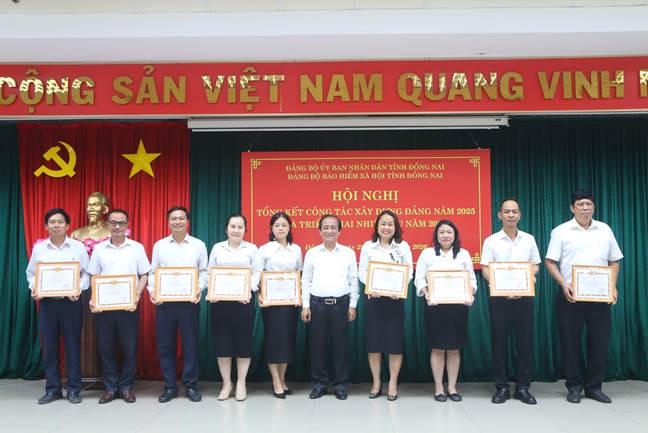 Khen thưởng các chi bộ và đảng viên hoàn thành xuất sắc nhiệm vụ năm 2025. Ảnh: Hồ Tú