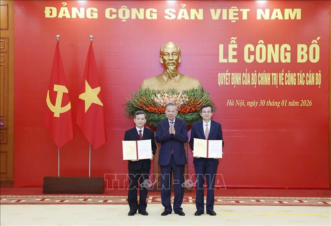 Tổng Bí thư Tô Lâm trao Quyết định của Bộ Chính trị cho các đồng chí Lê Minh Trí (bên trái) và Đoàn Minh Huấn (bên phải). Ảnh: Thống Nhất/TTXVN