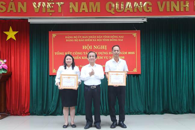 Khen thưởng các chi bộ và đảng viên hoàn thành xuất sắc nhiệm vụ năm 2025. Ảnh: Hồ Tú.