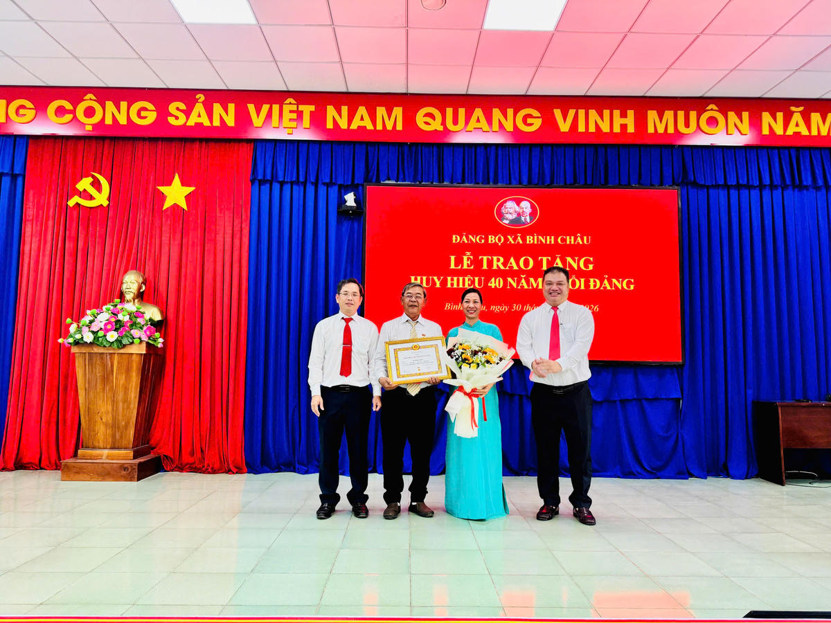 Quang cảnh lễ trao huy hiệu 40 năm tuổi Đảng cho đảng viên. Ảnh: TL