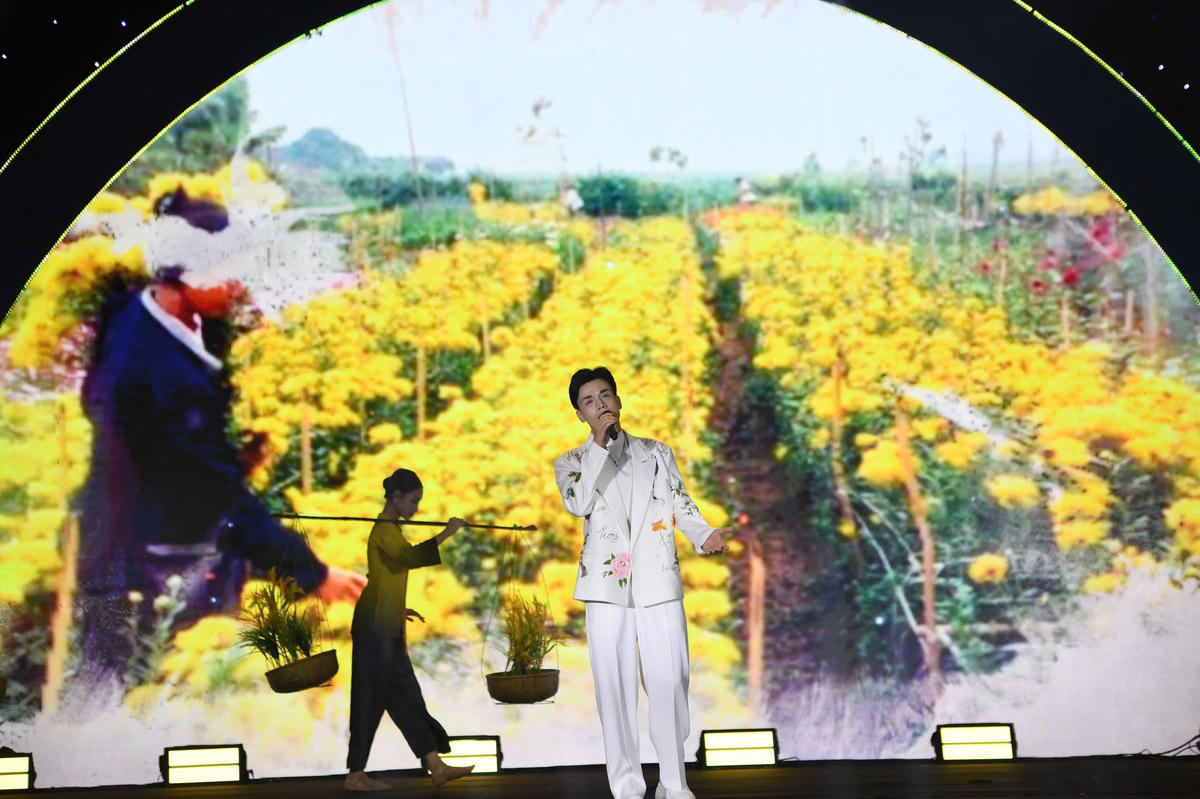 Chương II- “Thành phố của những sắc màu” khắc họa một Hà Nội lãng mạn, năng động, sáng tạo, đa dạng trong văn hóa và giàu sức sống đương đại. Bên cạnh đó, tôn vinh các sản phẩm du lịch mới vừa được công bố. Ảnh: Phạm Sỹ.