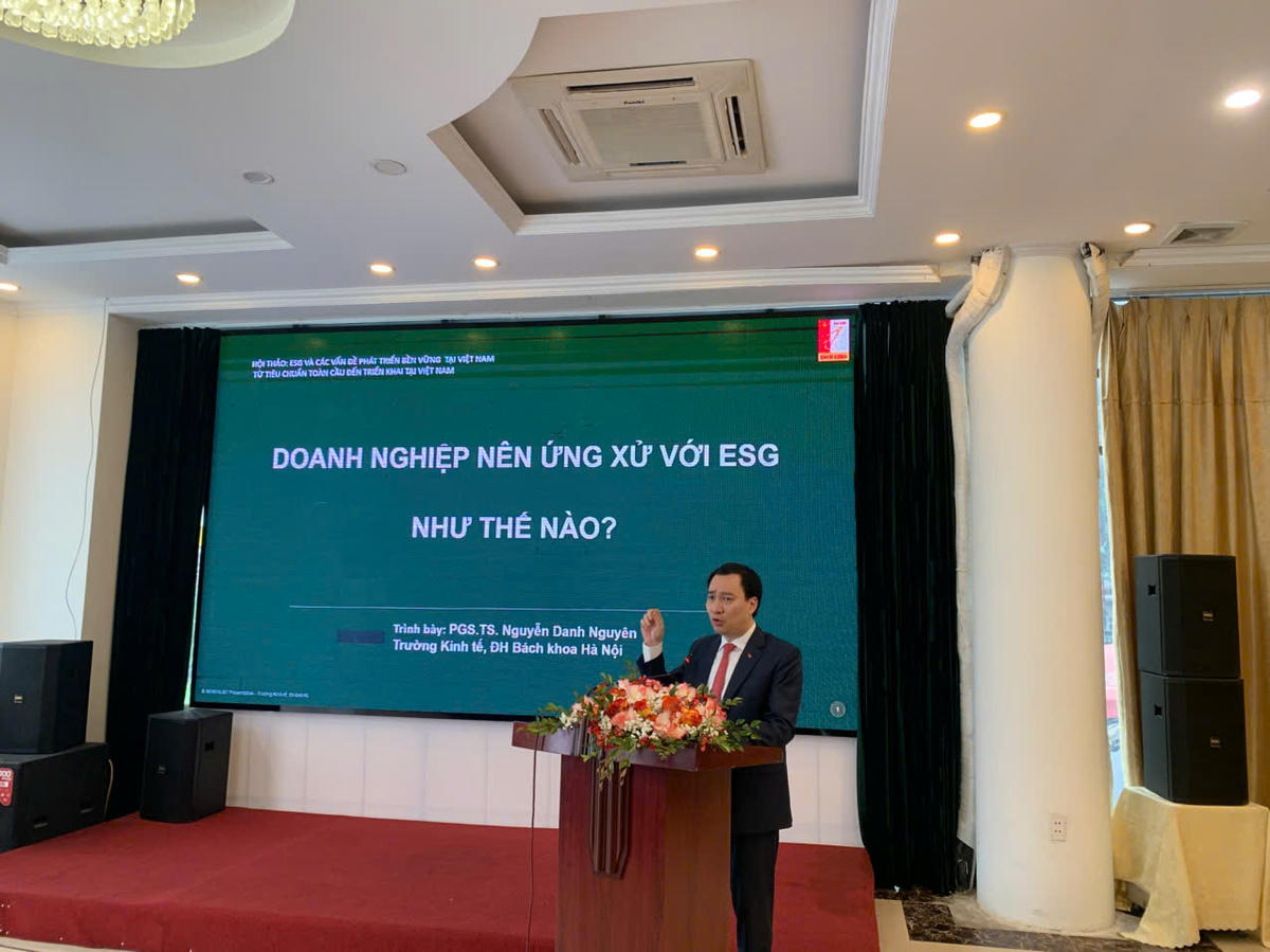 TS. Vũ Văn Tiến, Ủy viên Đoàn Chủ tịch, Trưởng Ban Tuyên Giáo – UBTƯ MTTQ Việt Nam phát biểu tại hội thảo.