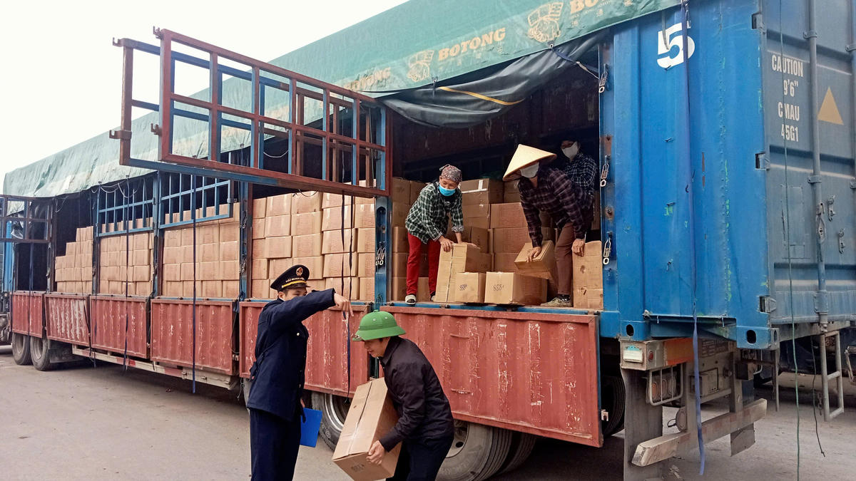 XNK hàng hoá tại Cửa khẩu Hoành Mô. Ảnh: Nguyễn Quý.