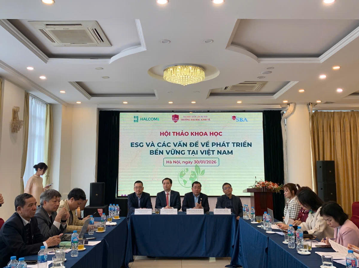 Các đại biểu tham dự hội thảo khoa học. 