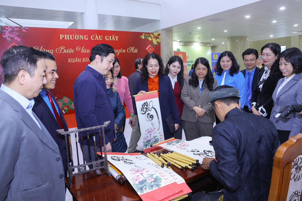 Không khí vui tươi, phấn khởi, ngập tràn sắc xuân tại chương trình “Xuân nhân ái – Tết sum vầy” phường Cầu Giấy (Hà Nội) năm 2026. Ảnh: Quang Vinh.