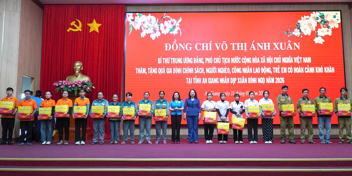 Phó Chủ tịch nước Võ Thị Ánh Xuân tặng quà cho công nhân lao động có hoàn cảnh khó khăn. Ảnh Nguyễn Minh.