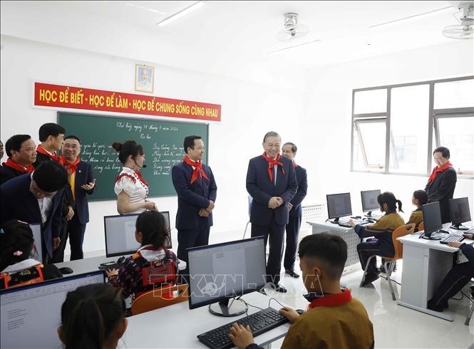 Tổng Bí thư Tô Lâm thăm lớp học của Trường Phổ thông nội trú liên cấp Tiểu học và THCS Si Pa Phìn. Ảnh: Thống Nhất/TTXVN