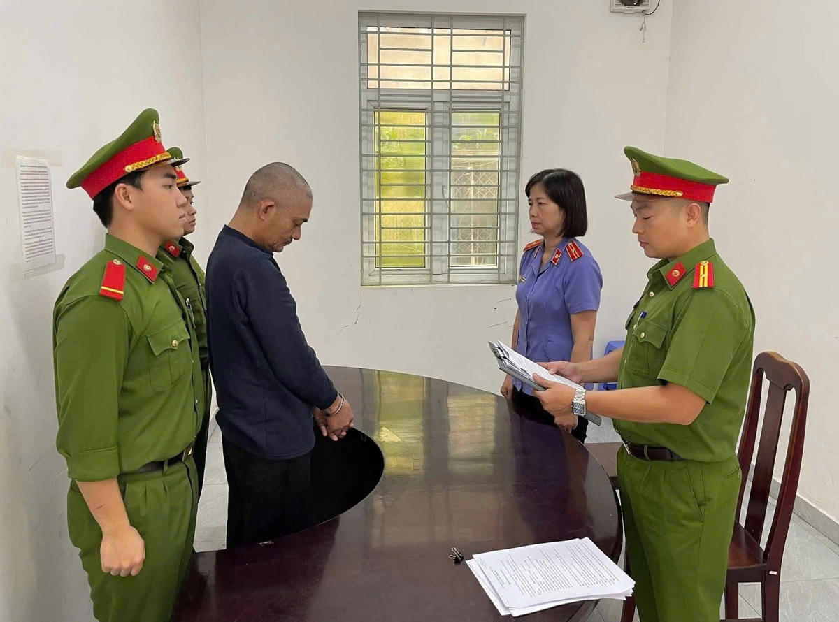 Đối tượng Huỳnh Khổng tại cơ quan điều tra. Ảnh: CV.